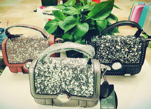 濱沙購物廣場(chǎng)金路達(dá)箱包專柜升級(jí)在即，服裝清倉大甩賣火熱進(jìn)行中