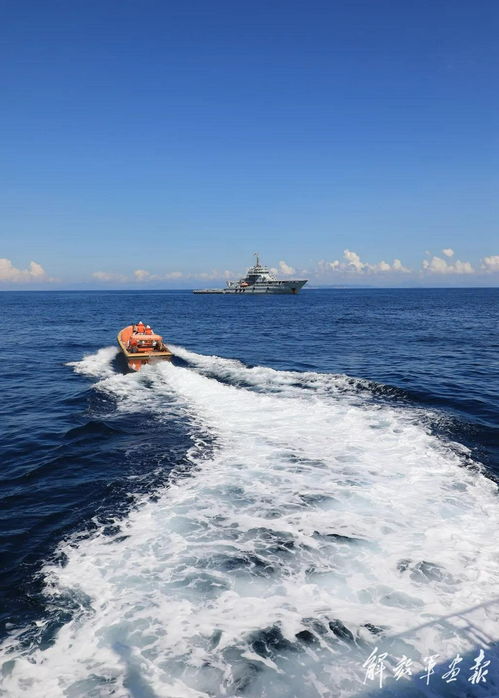 緊急出動！南部戰區海軍組織海上協同醫療救護訓練，直升機與艦艇協同上演生命接力